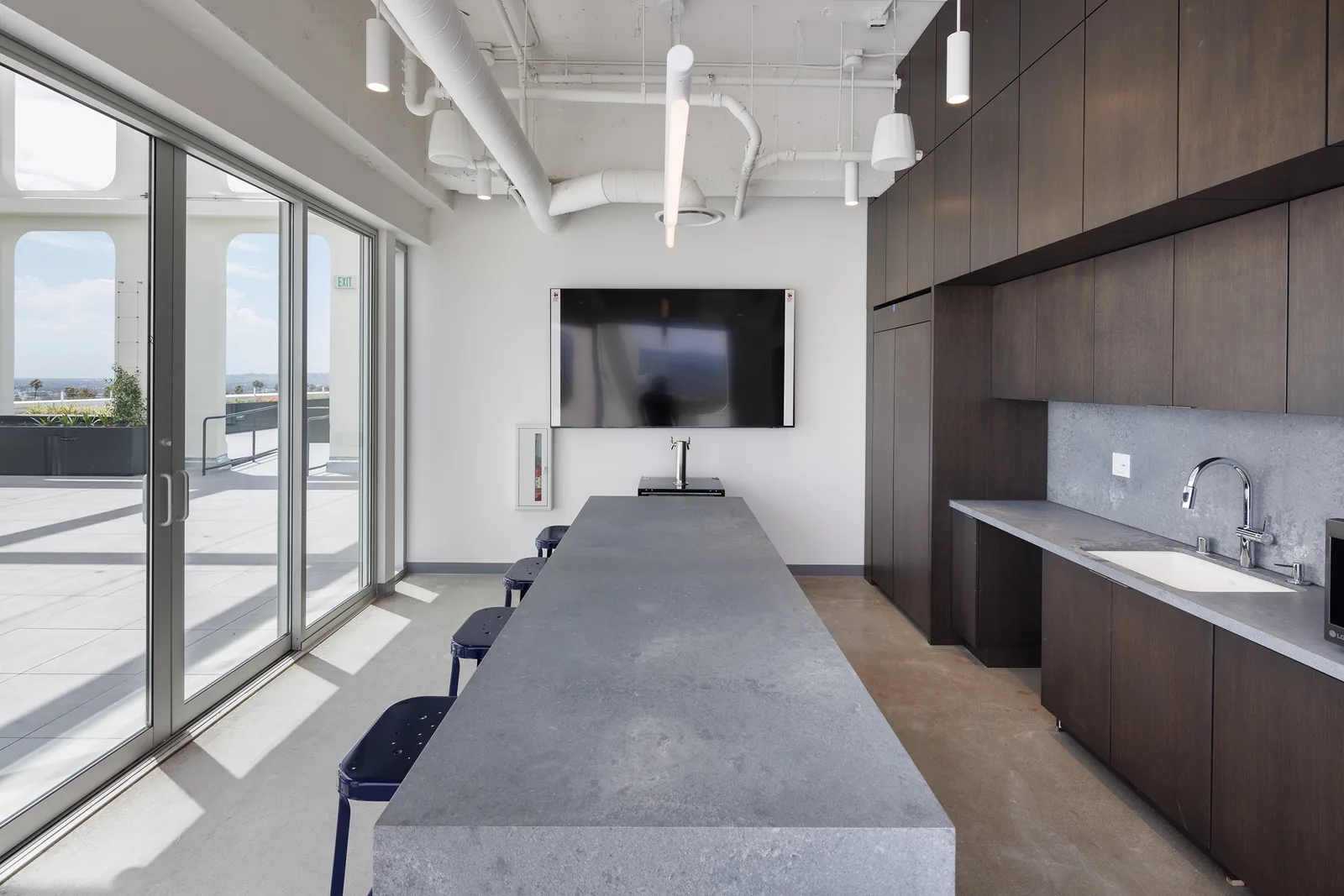 Catering bar with concrete counter opening to the terrace